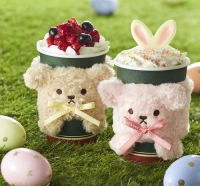 「 ポップンイースターラテ 」（写真右）と「 &TEA ベリーベリーロイヤルミルクティー 」（共にベアフルスリーブ付き）(写真: タリーズコーヒージャパンの発表資料より)