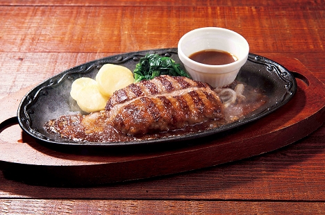 「All Beef　ハンバーグ～たまねぎソース」（写真：セブン＆アイ・フードシステムズの発表資料より）