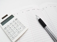 4年連続で家計の消費現象が続いている。その反面、世帯全体の収入の金額は増加傾向にあることから、増えた収入の分は消費ではなく貯蓄に回している世帯が多いことがわかる。