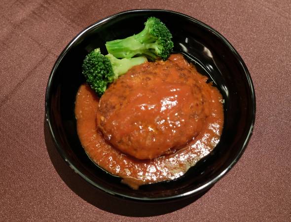 「イタリアンチーズハンバーグ」（写真：くらコーポレーションの発表資料より）