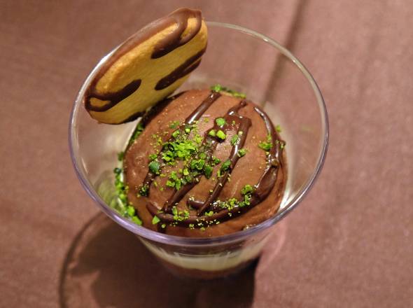 「チョコとマスカルポーネのパフェ」（写真：くらコーポレーションの発表資料より）