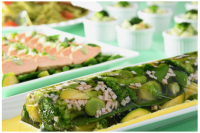 緑色を基調にアレンジされた料理のイメージ。(画像: 新宿プリンスホテルの発表資料より)
