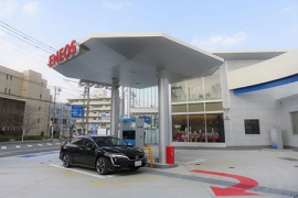 Tsunashima SST内の水素ステーションと「クラリティ　フューエルセル」。(画像: 本田技研工業の発表資料より)