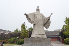 中国・河南省許昌市にある曹操の彫像。(c) 123rf