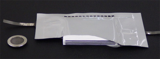 開発中のリチウム空気電池：コインタイプ（左）とスタックタイプ（右）（写真2：ソフトバンクの発表資料より）