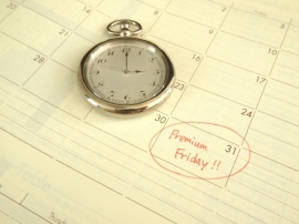 2月23日、民間企業の代表や識者を集めてプレミアムフライデー・サミットが開催された。3月29日、経産省がこの議事録を公表。消費喚起には企業努力、消費者の環境改善や消費促進のサービス改善が重要。