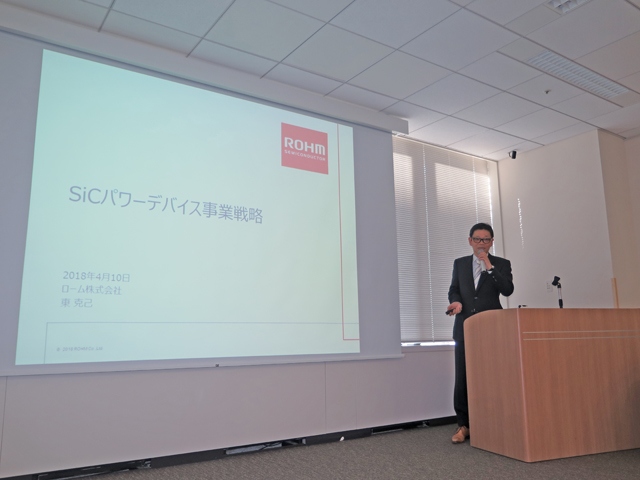 2025年を見据えたロームのSiCパワーデバイス事業戦略を発表する同社専務取締役の東克己氏。新棟建設を含め2025年までのSiC関連投資額は累計600億円に達する予定。