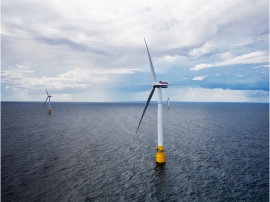 昨年10月世界最大の浮体式洋上風力発電所が、スコットランド沖合に建設され電力の供給を開始。ハリケーンや大嵐にも耐え3ヶ月で42GWhを発電、予想を超える能力を示した。(写真提供:Statoil社)