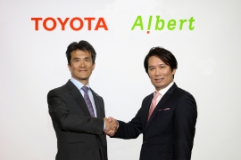 トヨタの鯉渕健常務理事(左)とアルベルトの松本壮志社長。(写真: トヨタ自動車の発表資料より)