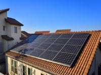 再生可能エネルギーの中でも代表的な太陽光発電システムを取り扱う業者の倒産が相次いでいる。2017年度の倒産件数は過去最多を記録した。