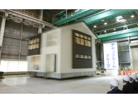 3日間にわたって合計10回の震度7規模の大地震を与えた耐震実証実験を行なったアキュラホームの実物大実験棟。写真でも揺れの大きさが分かる 3日間にわたって合計10回の震度7規模の大地震を与えた耐震実証実験を行なったアキュラホームの実物大実験棟。写真でも揺れの大きさが分かる