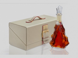 天然皮革張りの木製ギフトボックス入り「カミュ・キュヴェ3.140」は700ml/本ボトルでアルコール度数は43%、想定小売価格は65万円(税別)だ 天然皮革張りの木製ギフトボックス入り「カミュ・キュヴェ3.140」は700ml/本ボトルでアルコール度数は43%、想定小売価格は65万円(税別)だ