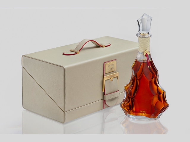 天然皮革張りの木製ギフトボックス入り「カミュ・キュヴェ3.140」は700ml/本ボトルでアルコール度数は43%、想定小売価格は65万円(税別)だ