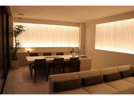 日本を代表する和紙作家、堀木エリ子氏とアキュラホームのコラボレーションが生んだ「変容する家」の1階リビングルーム。壁面は大きな和紙を通した光で満たされる