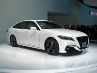 2017年10月、東京モーターショーのいちばん高いステージで展示された「新型クラウン」コンセプト、「RS」のエンブレムが付いていた