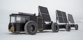 南極点到達を目指すソーラーカー。（画像: 帝人発表資料より）