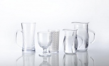 サイゼリヤで導入されるジョッキ、ワイングラス、ジュースグラス、デカンタ250ml、同500ml（左から）。（写真:長瀬産業発表資料より）