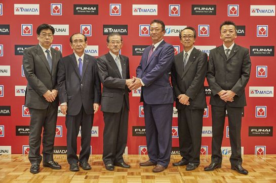 2社による発表の様子。