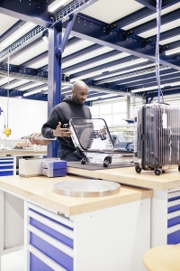 「RIMOWA × OFF-WHITE」コラボレーションスーツケースを発表　表参道店でレセプションパーティーを開催