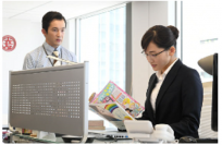 ビシッとスーツ姿の綾瀬はるかはどこか新鮮だ（c）TBS