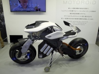 2017年の東京モーターショーに出品した自律するモーターサイクルのコンセプトマシーン、ヤマハ「MOTOROiD」