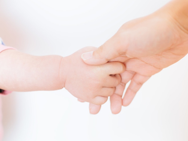 貧困や虐待などさまざまな理由により親と暮らせない子どもは、全国に約47,000人いる。日本の要保護児童の8割強は施設で育てられており、里親委託児童の割合は僅か15%。