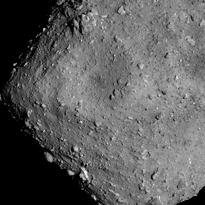 高度約6キロメートルから探査機はやぶさ2が撮影した小惑星リュウグウの表面（c) JAXA、東京大、高知大、立教大、名古屋大、千葉工大、明治大、会津大、産総研