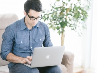 現在、日本国内のリモートワーク導入率は、従業員数が300人以上の企業で約20%。従業員数が300人に満たない中小企業では約3?6%に留まり、全体では11.5%。