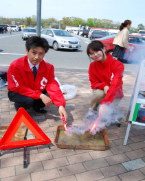 ８月はお盆休みを控えて自動車を運転する機会が増え、またゲリラ豪雨など水害による自動車の水没事故の危険性が高まる時期でもあることから、「は（８）つえんとう（１０）」の語呂合わせもあり、２０１５年から８月１０日を「発炎筒の日」と制定している。