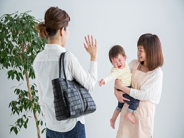 厚労省が平成28年度「認可外保育施設の現況取りまとめ」を公表。当該施設は行政が定期に監督指導している。2016年度の当該施設の総数は6558か所で前年度比365か所の減少。うちベビーホテルが最多。