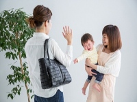 厚労省が平成28年度「認可外保育施設の現況取りまとめ」を公表。当該施設は行政が定期に監督指導している。2016年度の当該施設の総数は6558か所で前年度比365か所の減少。うちベビーホテルが最多。