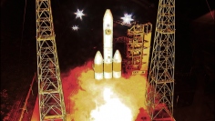 先端に「パーカーソーラープローブ」を搭載した、デルタⅣヘビーロケット、リフトオフ (c) NASA