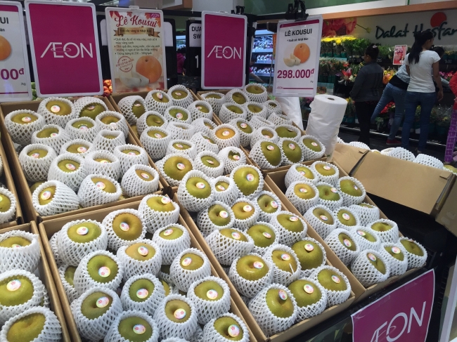 「2017年8月タンフーセラドン店での福島県産梨販売時の様子」（写真：イオンの発表資料より）