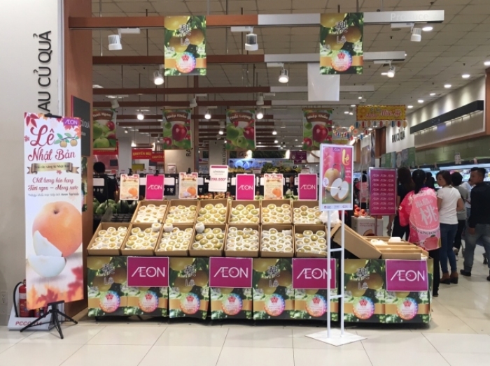 「2017年8月タンフーセラドン店での福島県産梨販売時の様子」（写真：イオンの発表資料より）