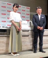 クリナップ＜７９５５＞（東１）は８月２１日、９月３日から受注を開始するシステムキッチンの新ブランド「ＳＴＥＤＩＡ（ステディア）」の発表会を開催し・・・。
