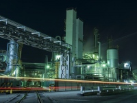 太陽光発電電力の買取価格は年々下落傾向にある。かわりに注目を集めている全量自家消費型太陽光発電には、いくつかのメリットが