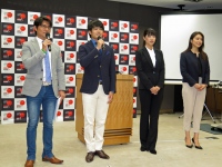 「WRC招致応援団」の4名のメンバー、左からフリーアナウンサーの安東弘樹さん、プロスケーターの小塚崇彦さん、SKE48卒業生でコ・ドライバーとしてラリーに参戦している梅本まどかさん、J SPORTSのWRC速報ナビゲーターを務める栗田佳織さん