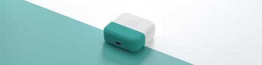 ドラマへの協力にちなんで販売された「半分、青い」みまもり端末「GPS　BoT」。(画像: ビーサイズの発表資料)