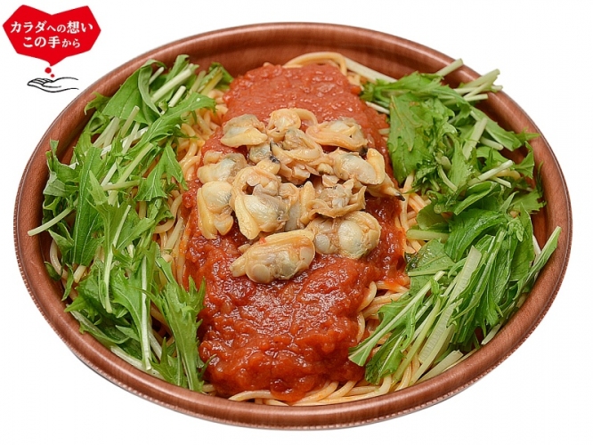 「1/2日分の野菜！　あさりと水菜のトマトボンゴレ」（写真：セブンイレブンの発表資料より）