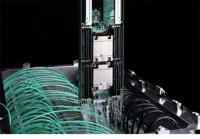 サーバを取り外し、冷却液から引き上げる様子（写真：富士通の発表資料より）