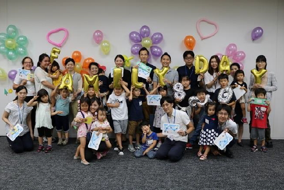 ＪＰホールディングス＜２７４９＞（東１）は、８月２０日に、東京本部に勤務する従業員の家族を東京本部オフィスに招待する「ＪＰホールディングスグループ　ファミリーデー」を開催した。