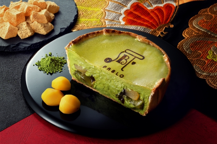 「黒蜜薫る宇治抹茶チーズタルト　栗とわらび餅入り」(画像: パブロ)