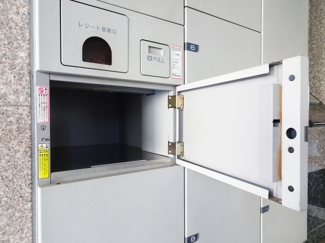 国土交通省は住民が不在でも荷物を受け取ることができるよう、宅配ボックス設置の規制を緩和する方針を固めた。再配達率を下げ、ドライバーの負担軽減や環境問題対策ともなる。