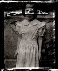 アルマーニ　ミラノコレ初日に写真家サラ・ムーンの大規模展覧会開催