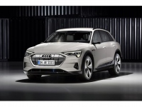 2015年までに12機種の電気自動車発売を掲げるアウディ、初の電動モデルSUV「Audi e-tron」を米サンフランシスコでワールドプレミアした
