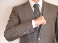 ベンチャー企業・IT企業を中心にスーツを着ないビジネスパーソンが増加しており、深刻なスーツ離れが進んでいる。より高品質で消費者に魅力的に感じられる商品の提供によって巻き返しを図ってもらいたいところだ。