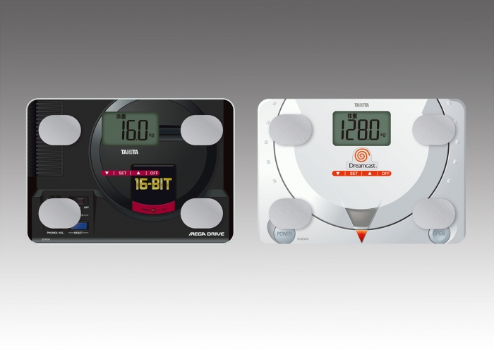 「メガドライブ体組成計」（左）と「ドリームキャスト体組成計」。（c）SEGA。（画像:タニタ発表資料より）