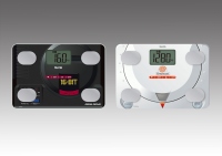 「メガドライブ体組成計」（左）と「ドリームキャスト体組成計」。（c）SEGA。（画像:タニタ発表資料より）