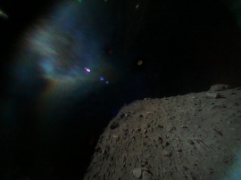 Rover-1Bが撮影したカラー画像。探査機から分離直後に撮影された。右下はリュウグウ表面。（C）JAXA