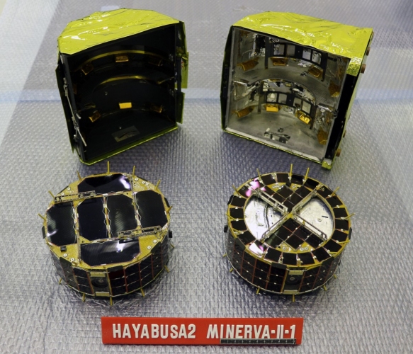 小型ローバ「MINERVA-II1」左がRover-1A、右がRover-1B。奥はローバを格納するカバー。（C）JAXA